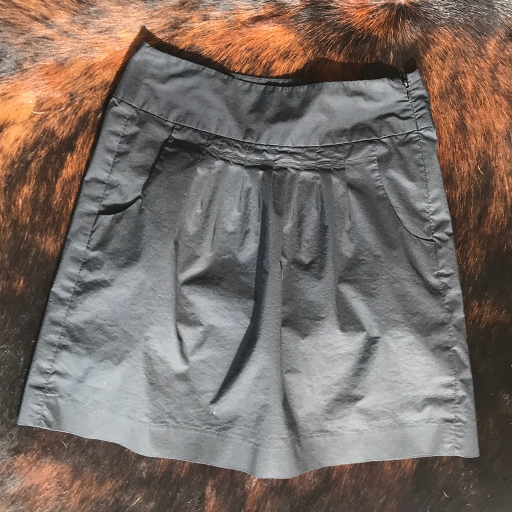 Banana republic women’s black skirt in size 2